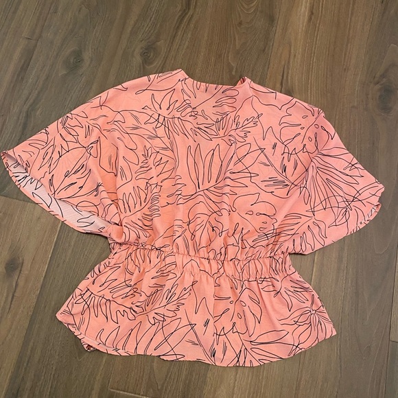 Sweet Rain Pink Leaf Pattern Top size medium tie front - Picture 3 of 7